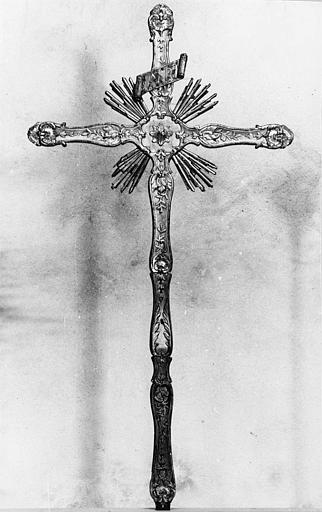 Croix de procession : bois sculpté de frises de végétaux, de coquilles et de rayons, doré