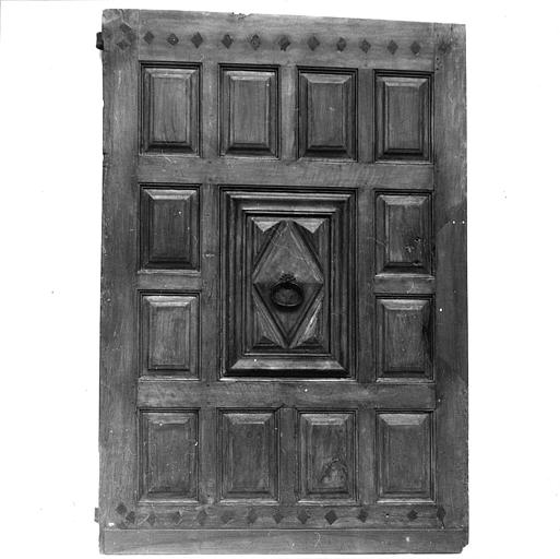 Porte : porte en noyer sculpté de motifs géométriques, provenant de l'ancien couvent des Bénédictines - © Ministère de la Culture (France), Médiathèque du patrimoine et de la photographie (objets mobiliers), tous droits réservés