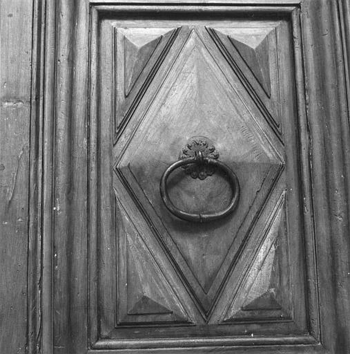 Porte : porte en noyer sculpté, provenant de l'ancien couvent des Bénédictines, détail de la partie centrale et de la poignée de porte en fer