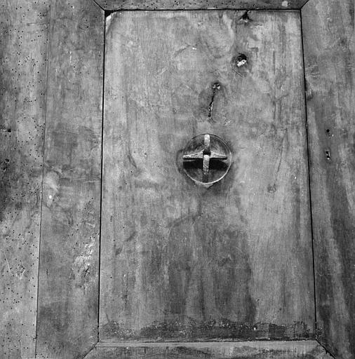 Porte : revers de porte en noyer, provenant de l'ancien couvent des Bénédictines, détail de la partie centrale et de l'accroche de la poignée en fer - © Ministère de la Culture (France), Médiathèque du patrimoine et de la photographie (objets mobiliers), tous droits réservés