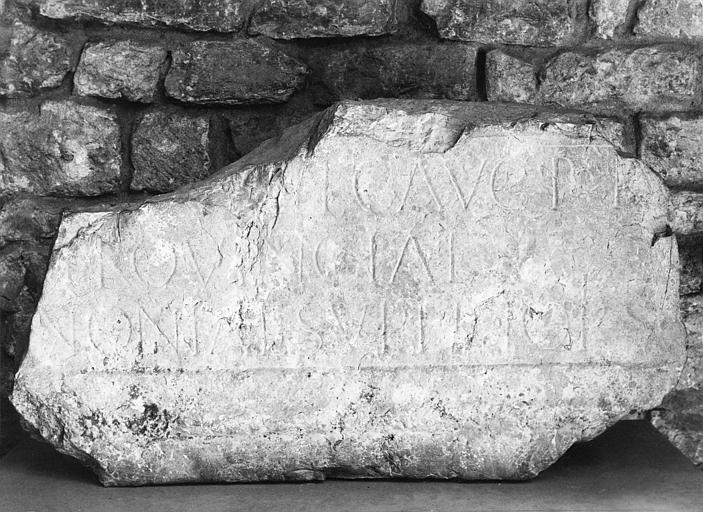 A. Noyer ; Plaque commémorative : à la mémoire de Marcus Julius Bassus, pierre, inscription en relief-méplat - © Ministère de la Culture (France), Médiathèque du patrimoine et de la photographie (objets mobiliers), tous droits réservés