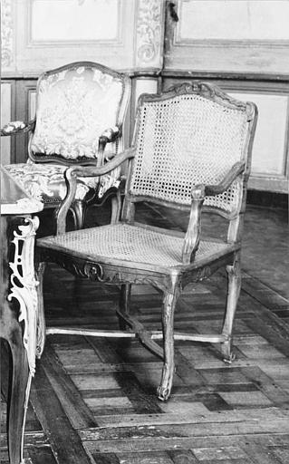 Fauteuil à la reine, garni de cannage, pieds galbés à entretoise en X - © Ministère de la Culture (France), Médiathèque du patrimoine et de la photographie (objets mobiliers), tous droits réservés