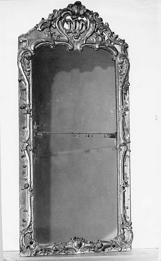 Glace de trumeau : cadre en bois sculpté de volutes, de motifs végétaux et surmonté d'une coquille ajourée, doré, miroir manquant - © Ministère de la Culture (France), Médiathèque du patrimoine et de la photographie (objets mobiliers), tous droits réservés
