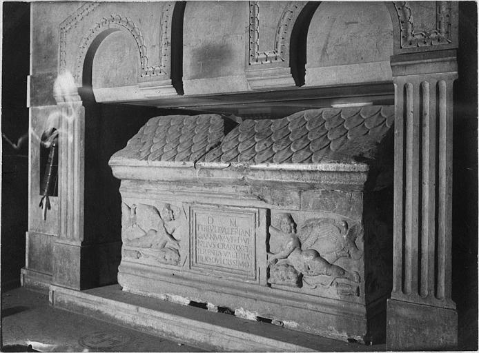 Sarcophage : sarcophage en marbre, décor imitant un toit de tuiles, deux anges en bas-relief tiennent une plaque funéraire