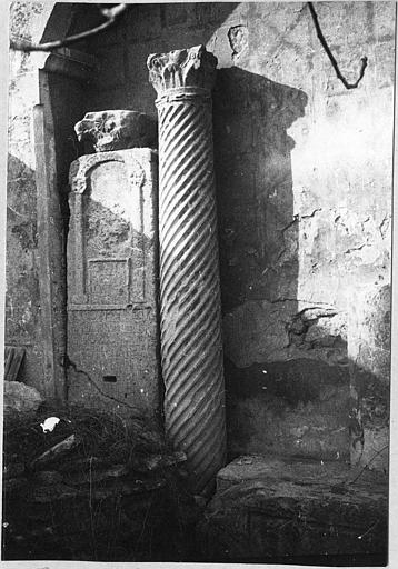 Stèle : plaque de marbre rectangulaire sculptée en méplat d'un arc supporté par deux colonnes à chapiteaux composites