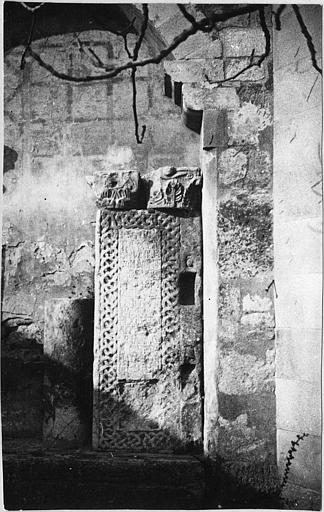 Stèle : plaque de marbre rectangulaire sculptée d'un relief-méplat d'entrelacs entourant une inscription gravée - © Ministère de la Culture (France), Médiathèque du patrimoine et de la photographie (objets mobiliers), tous droits réservés