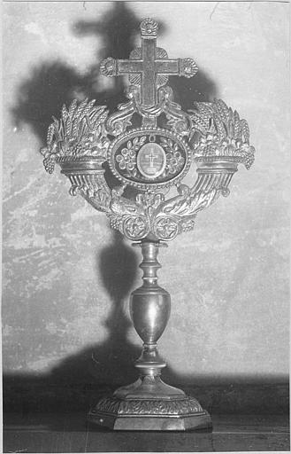 Reliquaire de la Vraie Croix : médaillon central encadré par deux cornes d'abondance et surmonté par une croix, métal argenté - © Ministère de la Culture (France), Médiathèque du patrimoine et de la photographie (objets mobiliers), tous droits réservés