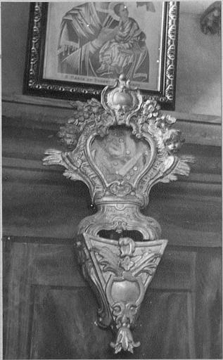 Reliquaire, console : reliquaire en forme de cartouche sculpté de chérubins, socle tripode, posé sur une console en pyramide inversée, bois sculpté, doré - © Ministère de la Culture (France), Médiathèque du patrimoine et de la photographie (objets mobiliers), tous droits réservés