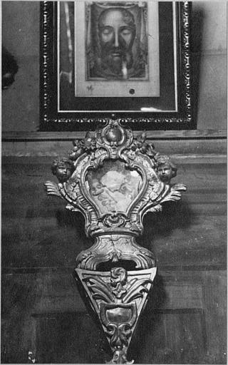 Reliquaire, console : reliquaire en forme de cartouche sculpté de chérubins, socle tripode, posé sur une console en pyramide inversée, bois sculpté, doré