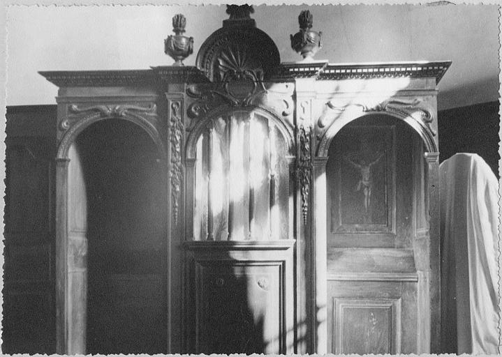 Confessionnal : bois sculpté de chutes de fleurs et volutes, surmonté par une coquille et deux pots à feu - © Ministère de la Culture (France), Médiathèque du patrimoine et de la photographie (objets mobiliers), tous droits réservés