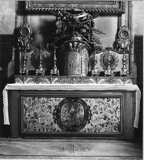 Autel, antependium, tabernacle, reliquaires (2), chandeliers d'autel (6) : bois sculpté et doré, antependium en soie brodée - © Ministère de la Culture (France), Médiathèque du patrimoine et de la photographie (objets mobiliers), tous droits réservés
