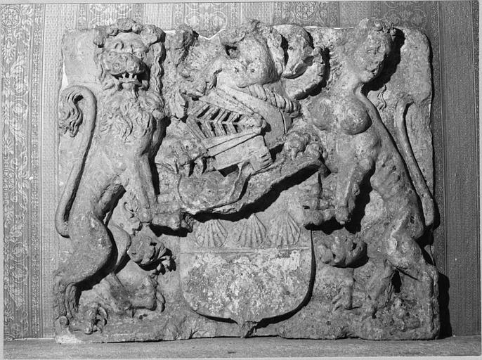 Bas-relief : armoiries des Fayn de Rochemaure ou Rochepierre, pierre sculptée - © Ministère de la Culture (France), Médiathèque du patrimoine et de la photographie (objets mobiliers), tous droits réservés