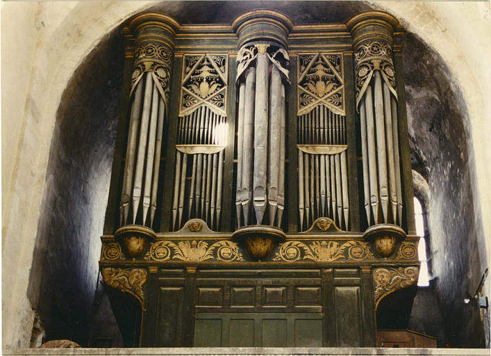 Buffet d'orgue : décor de rinceaux, feuillages et instruments de musique, bois sculpté, doré ; après restauration