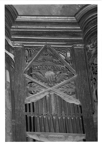 Buffet d'orgue : détail de clochettes, palmettes, feuilles d'acanthe, bois sculpté, doré ; avant restauration