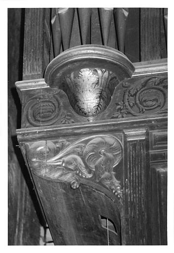 Buffet d'orgue : détail d'une console, décor de rinceaux végétaux, bois sculpté, doré ; avant restauration