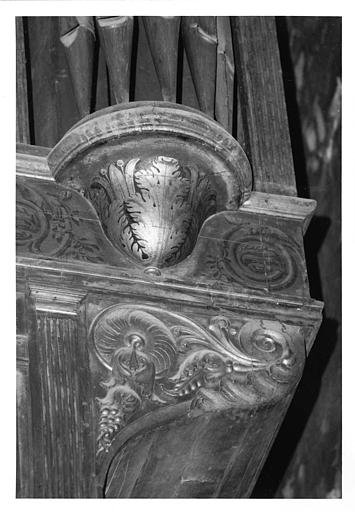 Buffet d'orgue : détail d'une console, décor de rinceaux végétaux, bois sculpté, doré ; avant restauration