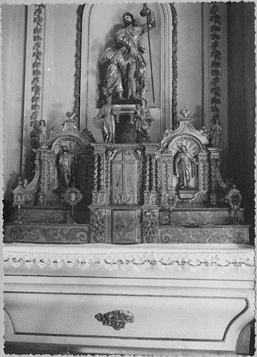 Tabernacle, gradins d'autel, statues (6) : tabernacle architecturé placé sur deux gradins d'autel et agrémenté de six statuettes, bois sculpté, doré