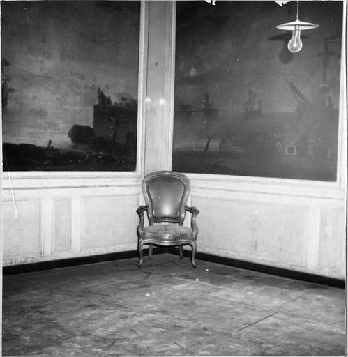 Tableaux (2) : deux marines, intégrées aux lambris, huiles sur toile