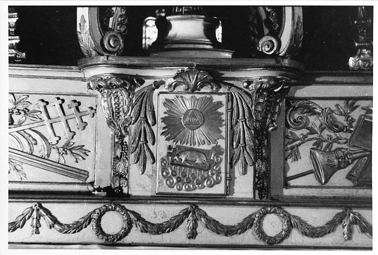 Tabernacle : détail de la porte sculptée d'un bas-relief de l'Agneau couché sur le livre aux sept sceaux, bois sculpté, peint, doré