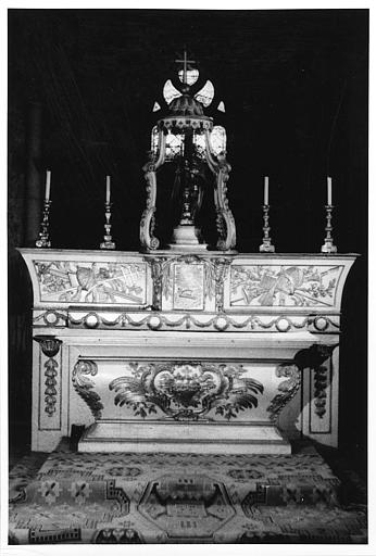 Autel, tabernacle, exposition : autel galbé sculpté de feuillages, tabernacle sculpté, exposition en forme de dais