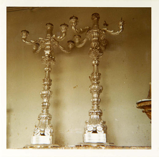 Paire de chandeliers à cinq branches, bois sculpté de motifs végétaux, argenté ; après restauration