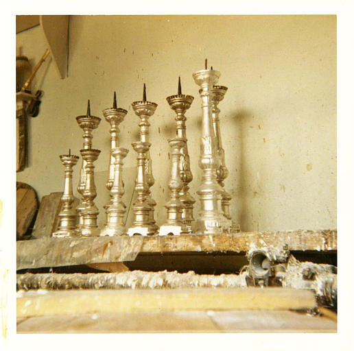 Chandeliers de forme balustre de deux tailles différentes, bois tourné, argenté ; après restauration