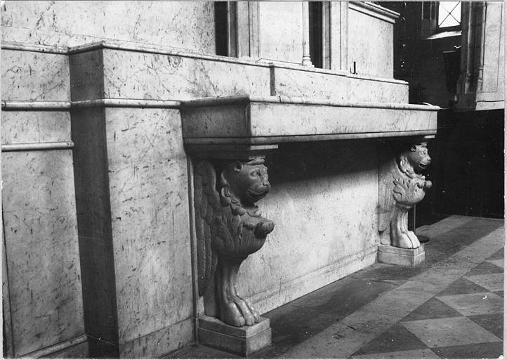 Autel (autel majeur) : revers de l'autel majeur formant console rectangulaire sculptée de lions ailés, pierre sculptée
