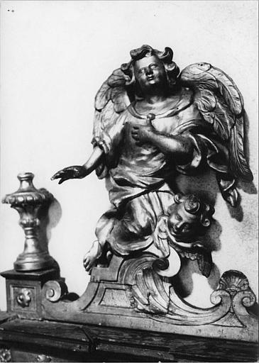 Tabernacle, statue : ange adorateur et chérubin, corniche du tabernacle, bois sculpté, doré