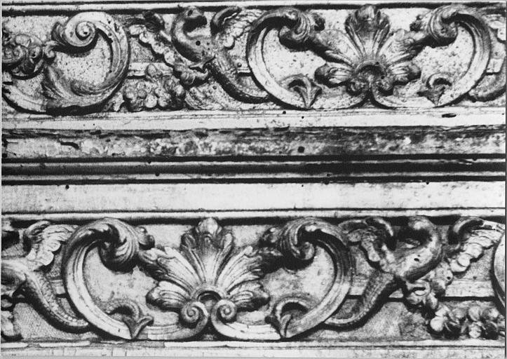 Gradins d'autel : détail du décor sculpté, frise de palmettes, volutes et animaux fantastiques, bois sculpté, doré