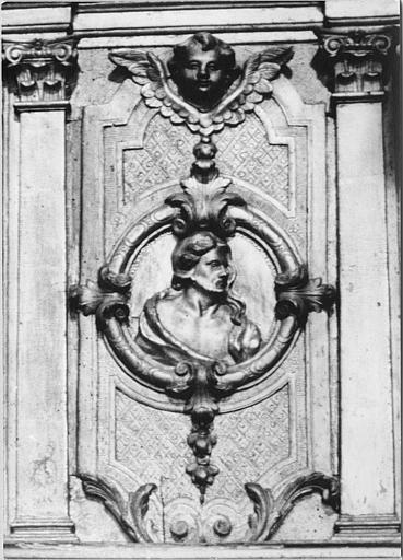 Tabernacle : détail d'un médaillon sculpté en bas-relief d'un personnage en buste (saint Jean-Baptise?), bois sculpté, doré