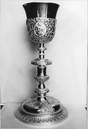 Calice : argent doré orné de scènes de la Passion, épis de blé, grappes de raisin, palmettes