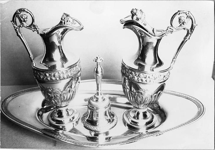 Burettes (2), plateau à burettes, clochette d'autel : argent doré, burettes ornées de chérubins, roseaux, fleurs, grappe de raisin