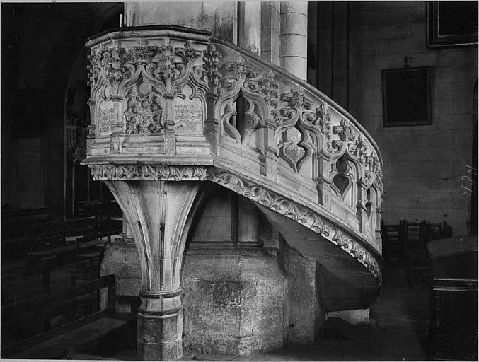 Chaire à prêcher : tribune sculptée de motifs empruntés au vocabulaire architectural, escalier récent, pierre sculptée