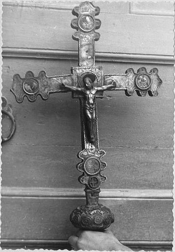 Croix de procession : Christ en laiton, croix ornée de laiton repoussé et gravé sur âme de bois