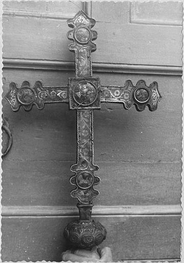 Croix de procession : revers, laiton repoussé et gravé sur âme de bois, rinceaux fleuris, médaillons gravés de personnages