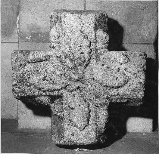 Clef de voûte : croix sculptée de feuilles, pierre sculptée