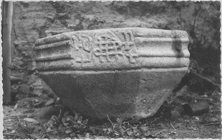 Bénitier : cuve octogonale utilisée comme bénitier, motif d'entrelacs, moulures, pierre sculptée