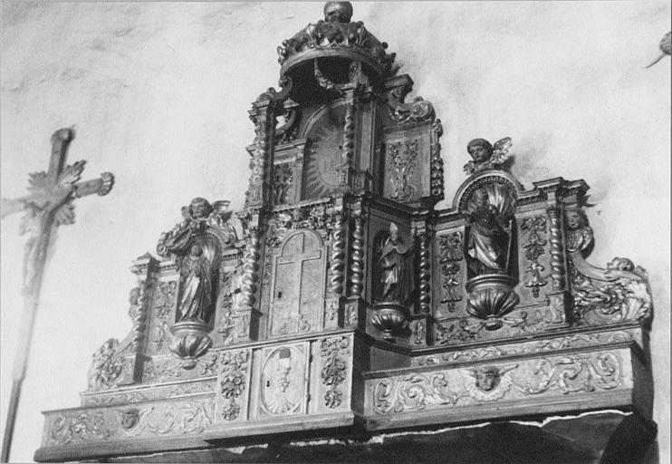 Tabernacle, exposition : tabernacle architecturé, quatre statuettes, exposition surmontée d'une couronne, bois sculpté, doré