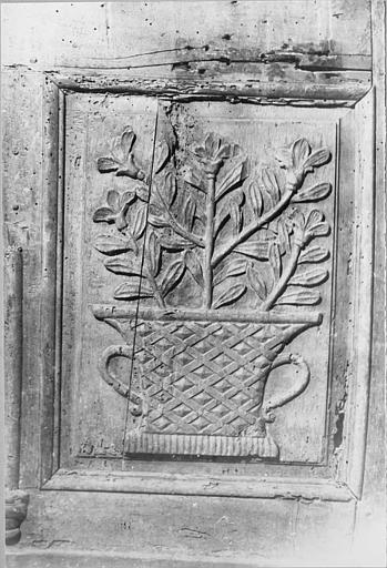 Coffre de confrérie : coffre en bois de la confrérie des Pénitents du Saint-Sacrement, détail d'un panneau sculpté en bas-relief