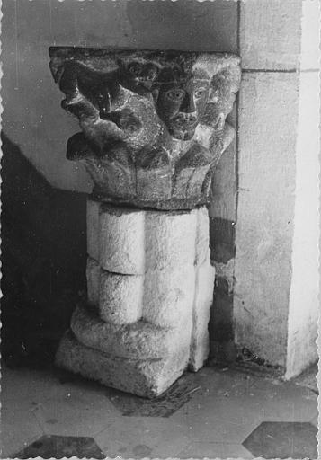 Bénitier : chapiteau figuré utilisé comme bénitier, pierre sculptée