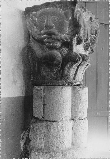 Bénitier : chapiteau figuré utilisé comme bénitier, pierre sculptée