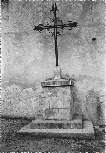 Croix, girouette : croix en fer forgé servant à l'origine de girouette, fixée dans un socle ; après restauration