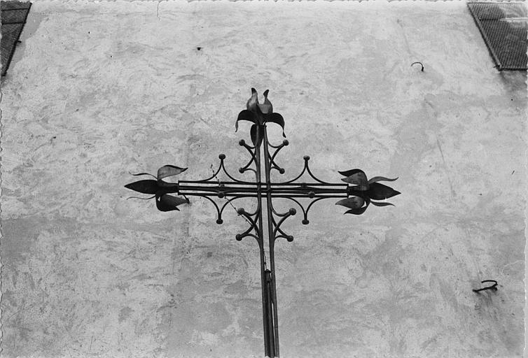 Croix, girouette : croix en fer forgé servant à l'origine de girouette ; après restauration (détail)