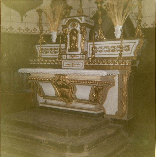 Autel, gradins d'autel, tabernacle : autel galbé sculpté d'un cartouche à l'agneau, tabernacle à fronton cintré