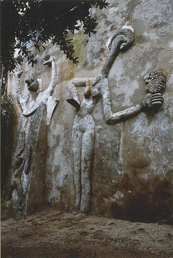 Bas-relief : un personnage masculin à tête de canard et un personnage féminin à tête de poissons (?)