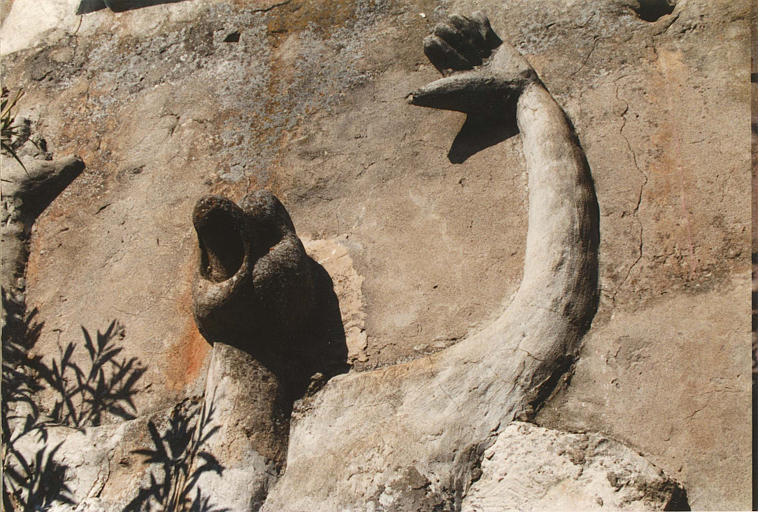 Bas-relief : détail d'un personnage à tête de canard, bec ouvert, bras levés