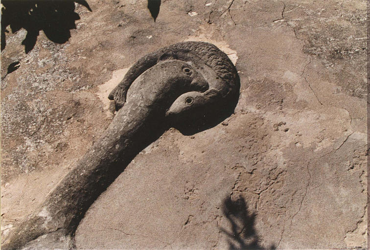 Bas-relief : détail de la tête faite de poissons (?) du personnage féminin