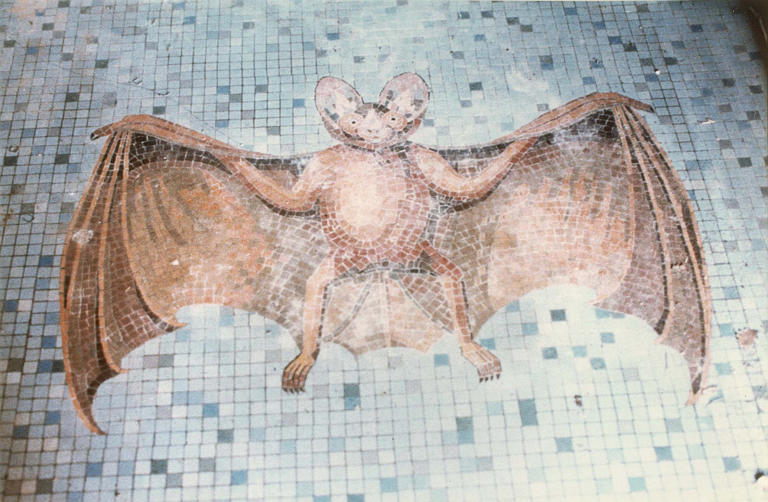 Carrelage de sol : mosaïque représentant une chauve-souris