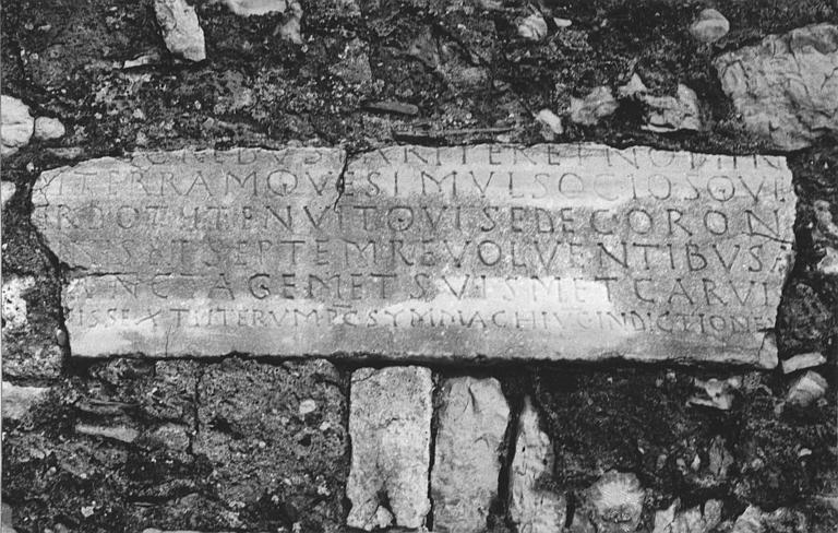 Plaque funéraire : plaque de pierre gravée d'une inscription, de l'évêque Lucianus