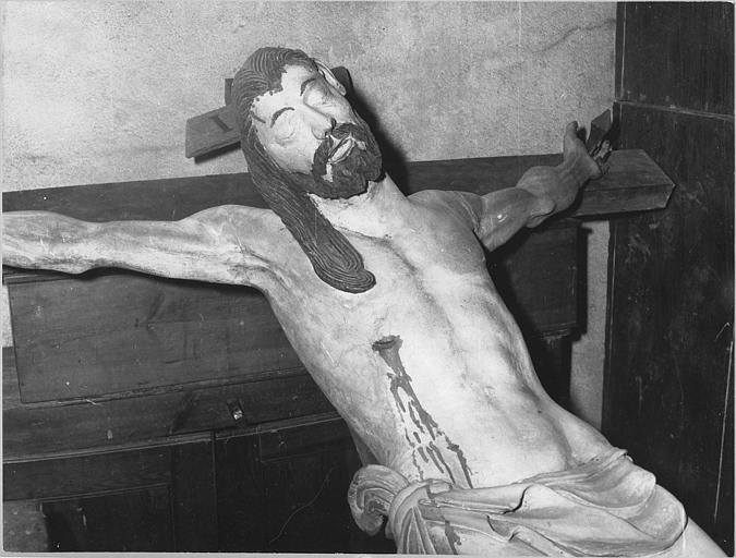Statue : 'Christ en croix', détail du visage, bois sculpté, peint (trois quart)